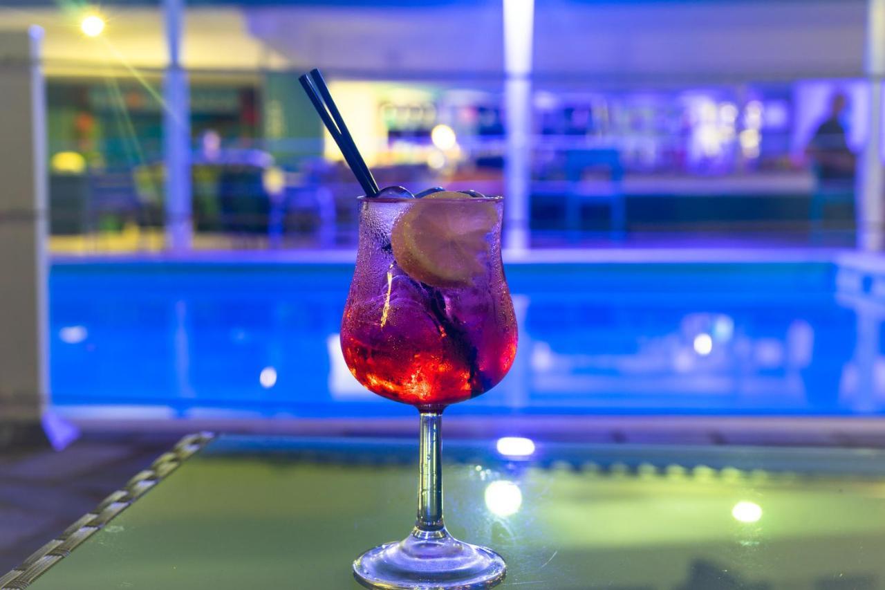 Tropicana Inn Нидри Екстериор снимка