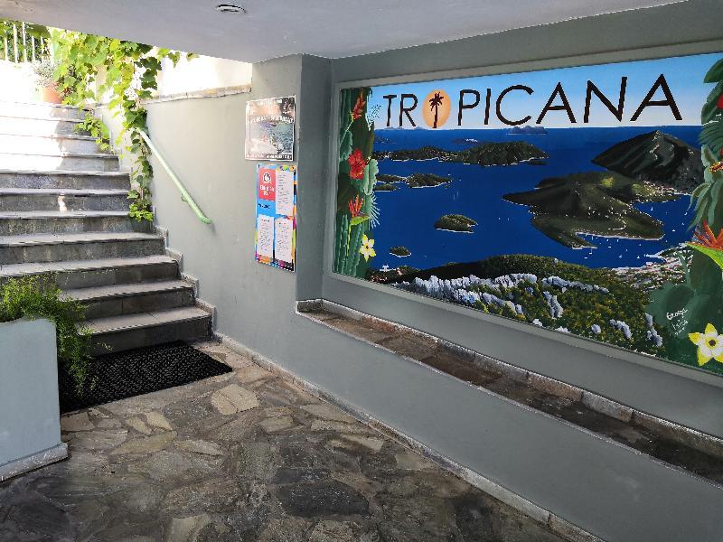 Tropicana Inn Нидри Екстериор снимка